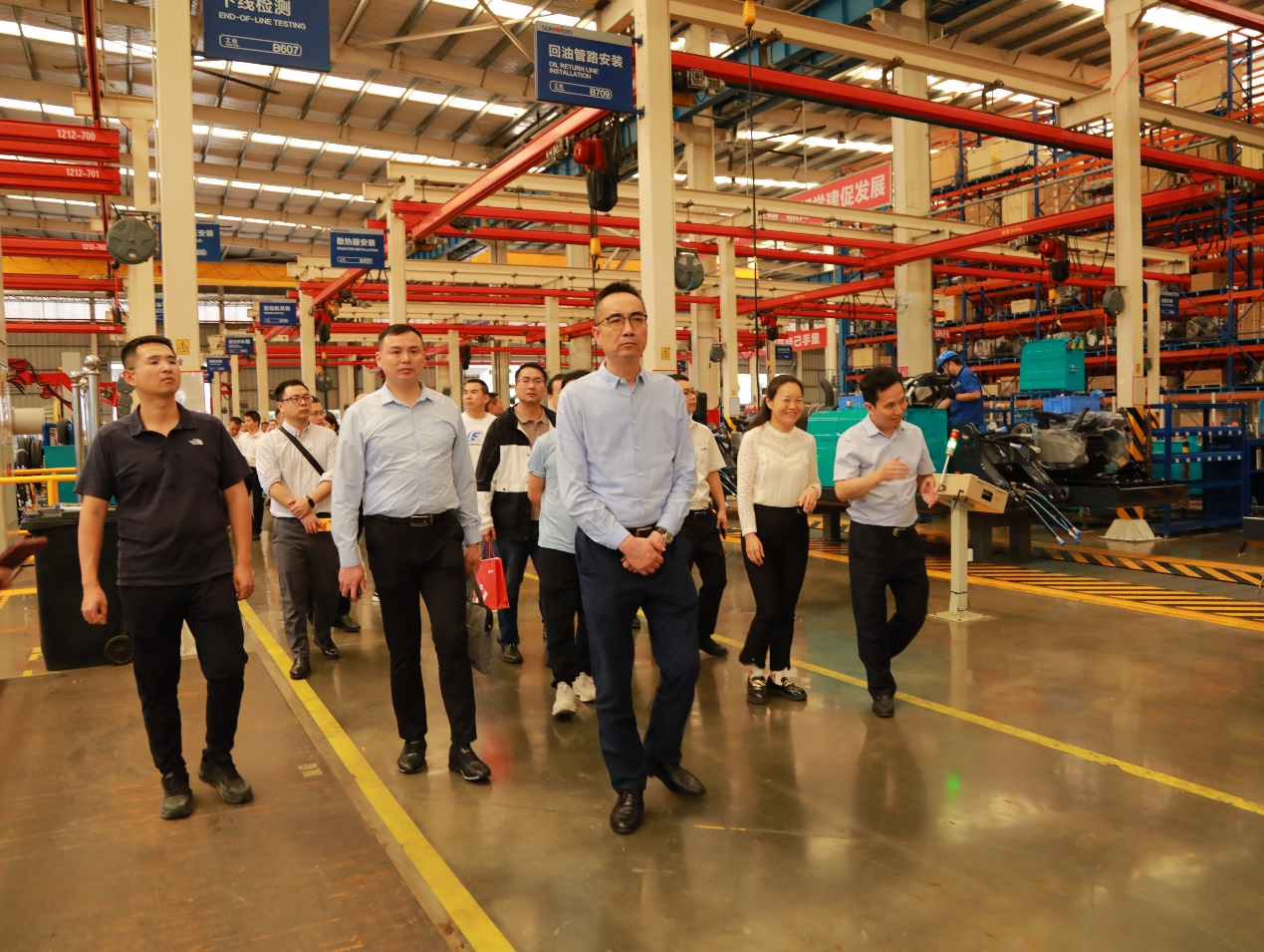 湘潭市工信局带队莅临尊龙凯时官网网址智能开展智能制造现场观摩交流活动