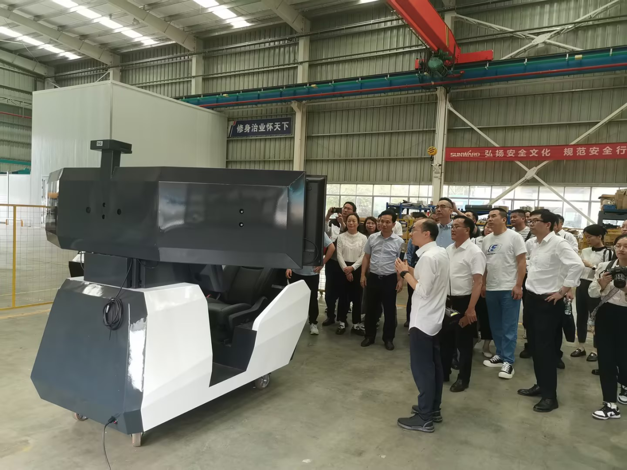 湘潭市工信局带队莅临尊龙凯时官网网址智能开展智能制造现场观摩交流活动