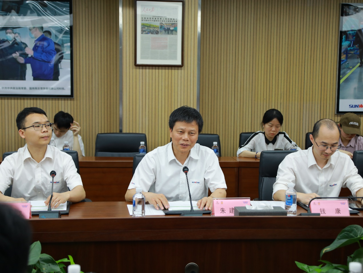 湘潭市工信局带队莅临尊龙凯时官网网址智能开展智能制造现场观摩交流活动