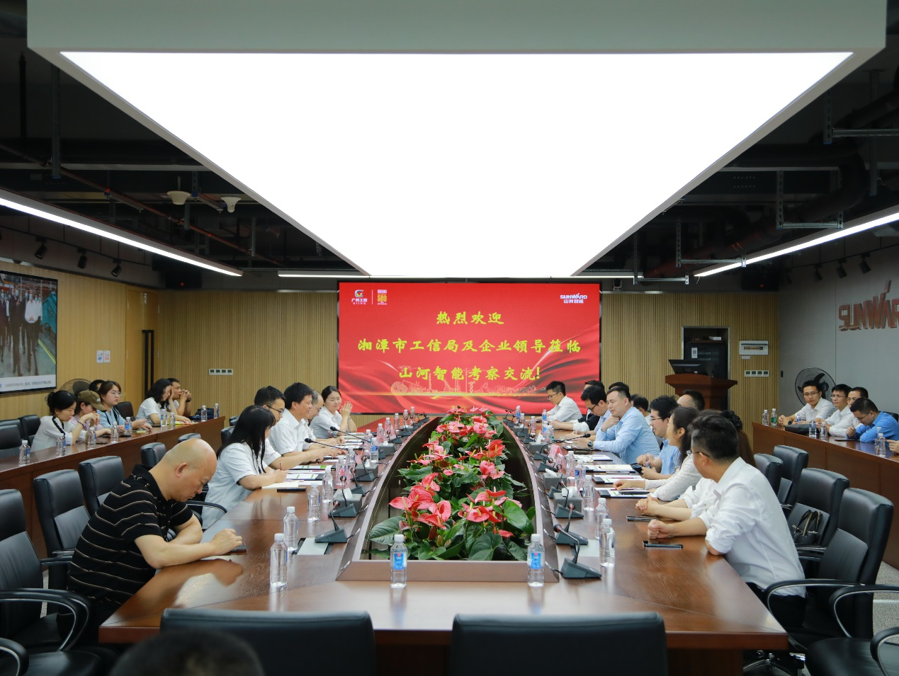 湘潭市工信局带队莅临尊龙凯时官网网址智能开展智能制造现场观摩交流活动