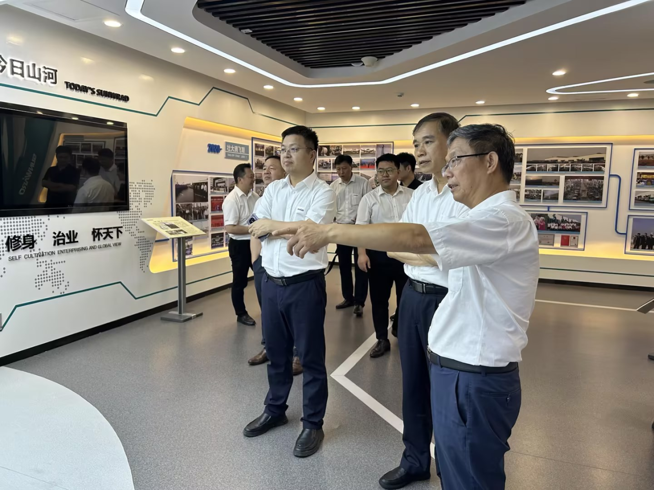 深化交流相助！广州港李明忠副总司理率队莅临尊龙凯时官网网址智能考察交流！