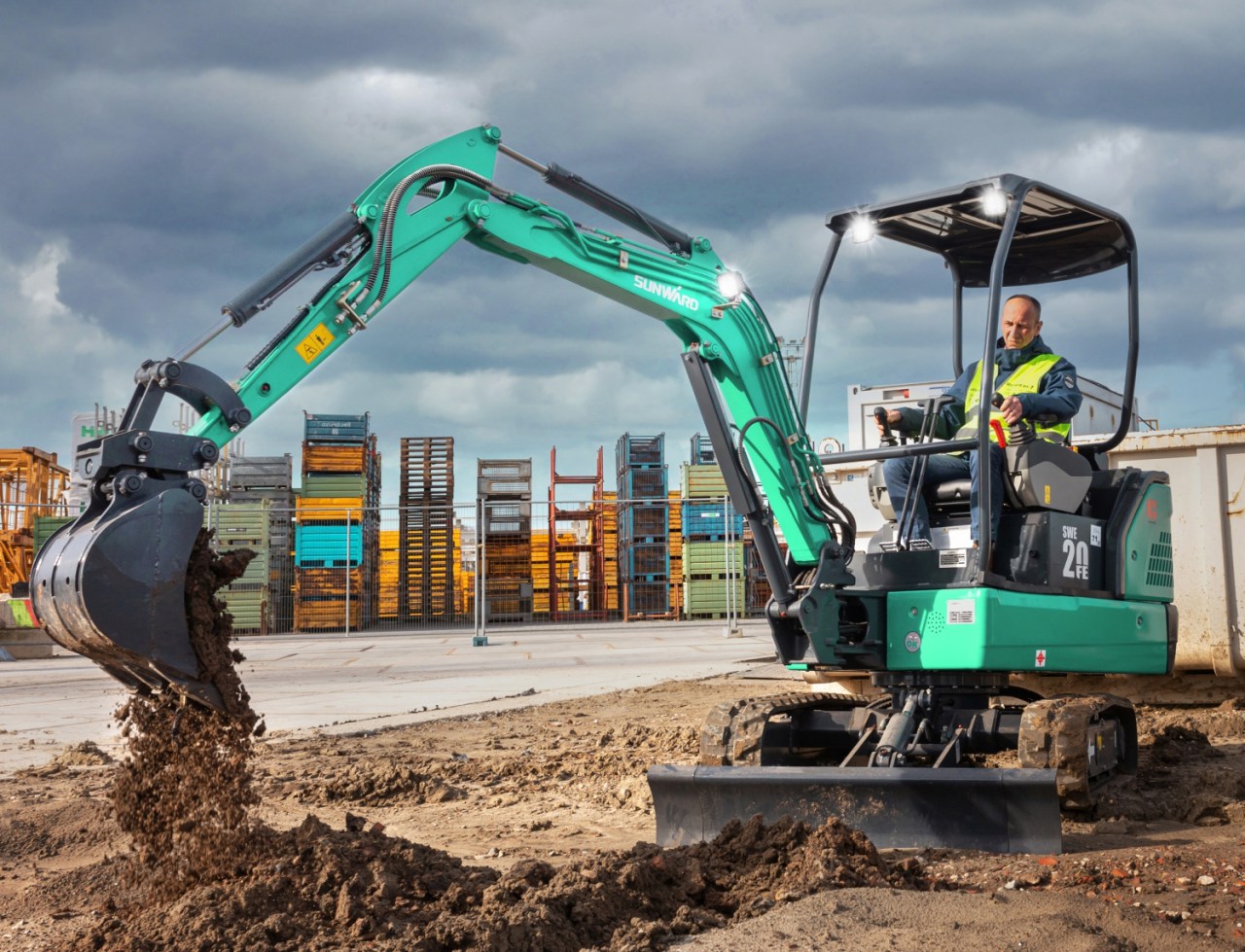 向新而行！尊龙凯时官网网址智能电动挖掘机线上推介会乐成举行