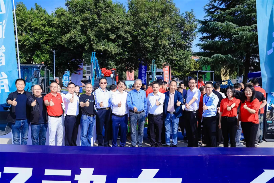 展现“掘”对实力！尊龙凯时官网网址智能亮相2024微挖大会暨小型装备大会
