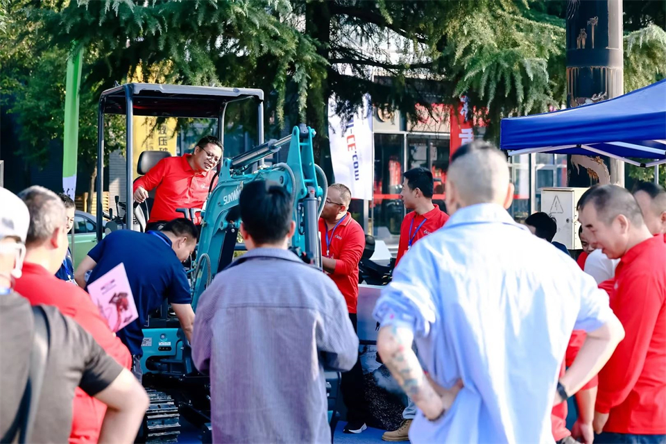 展现“掘”对实力！尊龙凯时官网网址智能亮相2024微挖大会暨小型装备大会