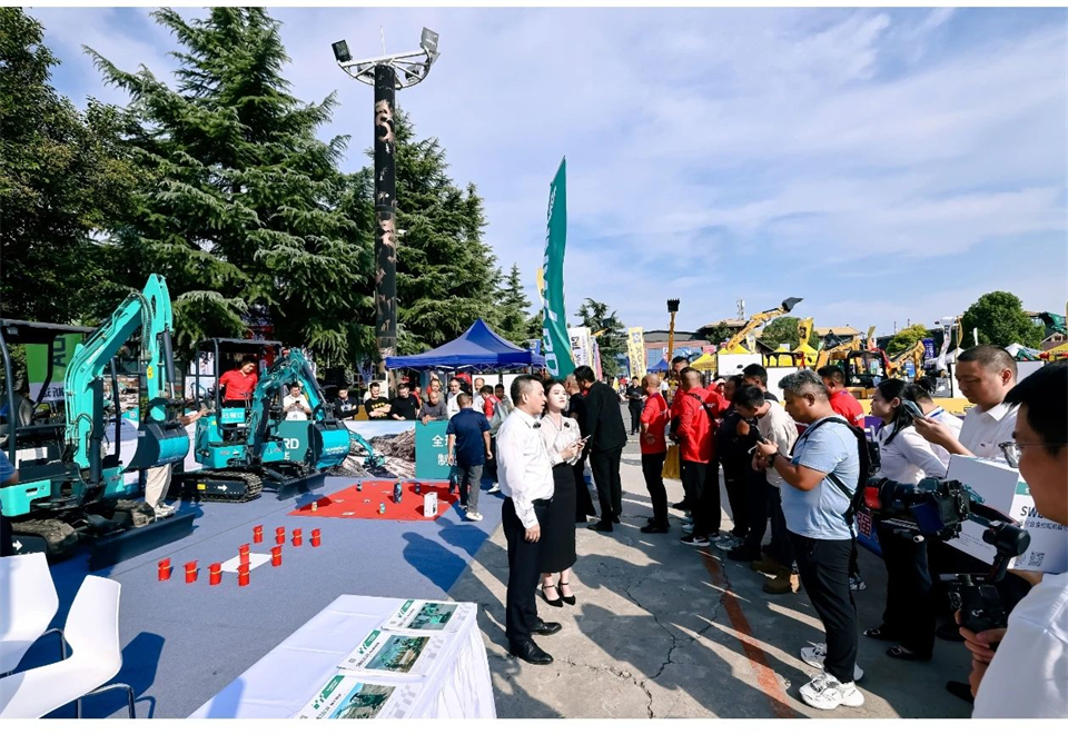 展现“掘”对实力！尊龙凯时官网网址智能亮相2024微挖大会暨小型装备大会