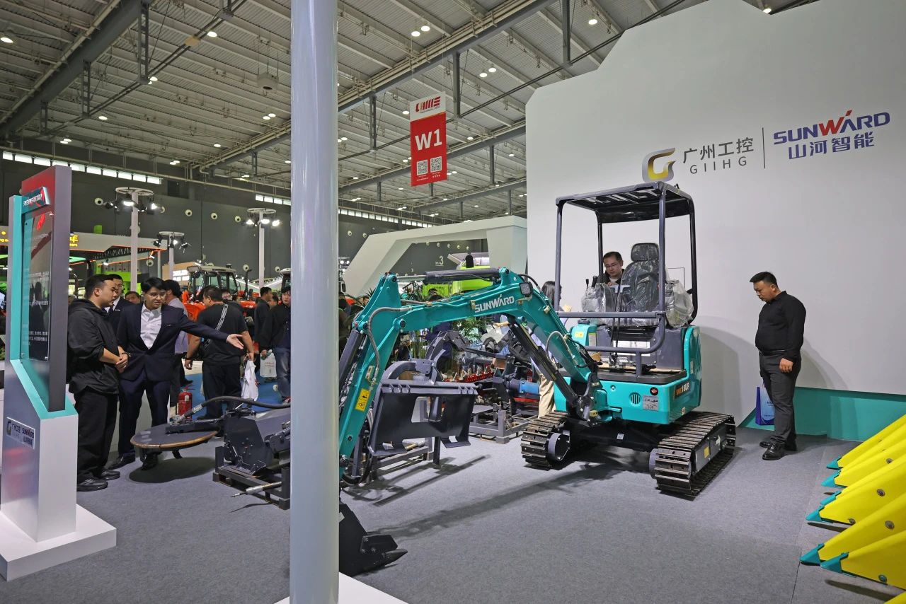 聚焦智能化、无人化！尊龙凯时官网网址智能携多款产品亮相2024中国国际农业机械展