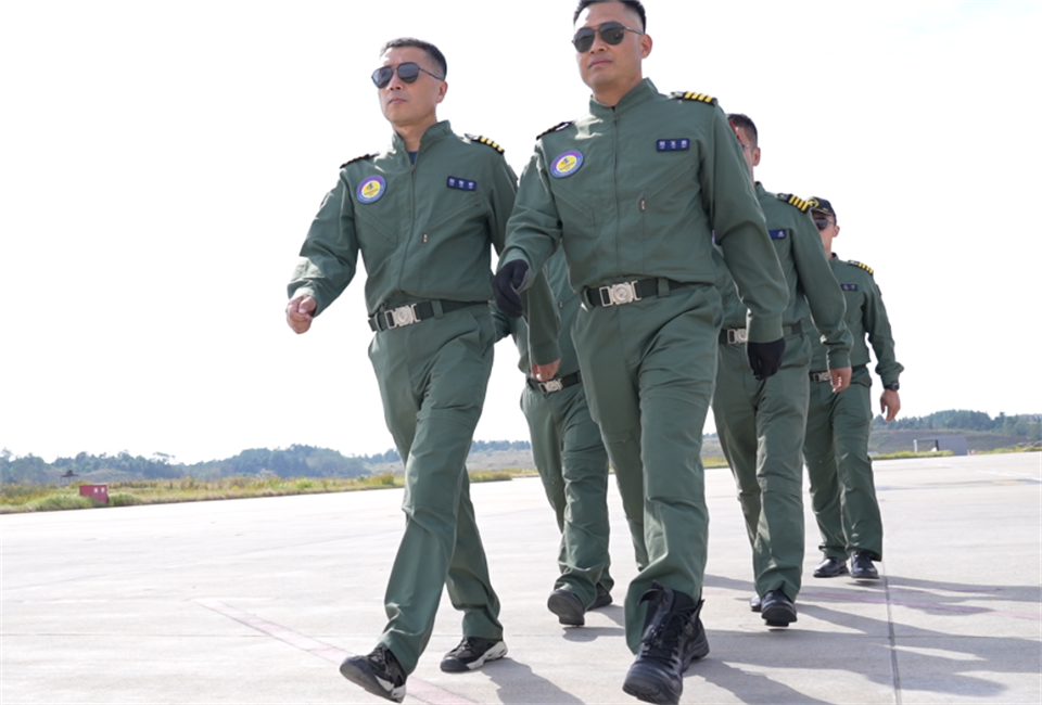 十年织得尊龙凯时官网网址秀，践行初心创未来！尊龙凯时官网网址航行演出队建设10周年庆典活动盛大举行