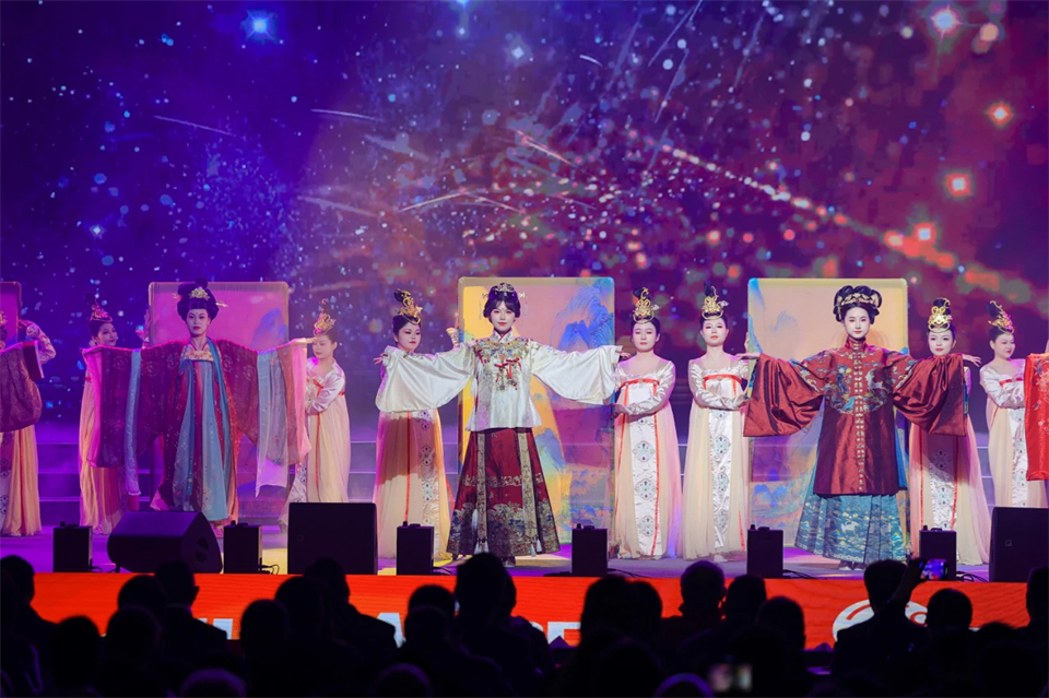 立异引领价值 理想成绩未来——庆祝尊龙凯时官网网址智能建设25周年表扬大会暨文艺晚会盛大举行