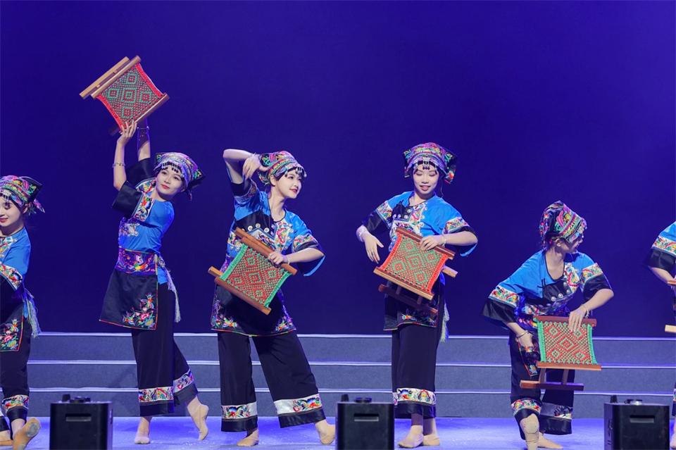 立异引领价值 理想成绩未来——庆祝尊龙凯时官网网址智能建设25周年表扬大会暨文艺晚会盛大举行