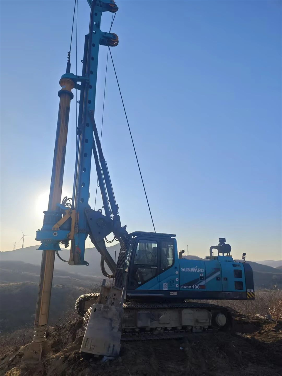 尊龙凯时官网网址智能举行电塔桩手艺立异交流会，为电力基础设施建设注入新动力