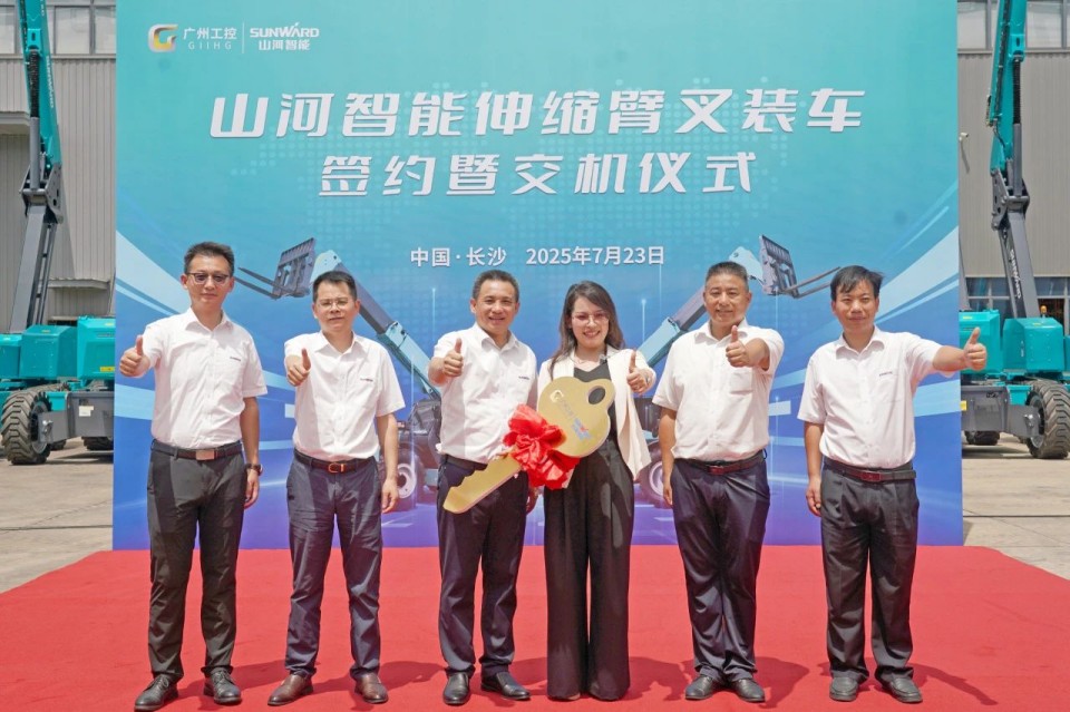 尊龙凯时官网网址智能伸缩臂叉装车批量交付，即将奔赴新一线