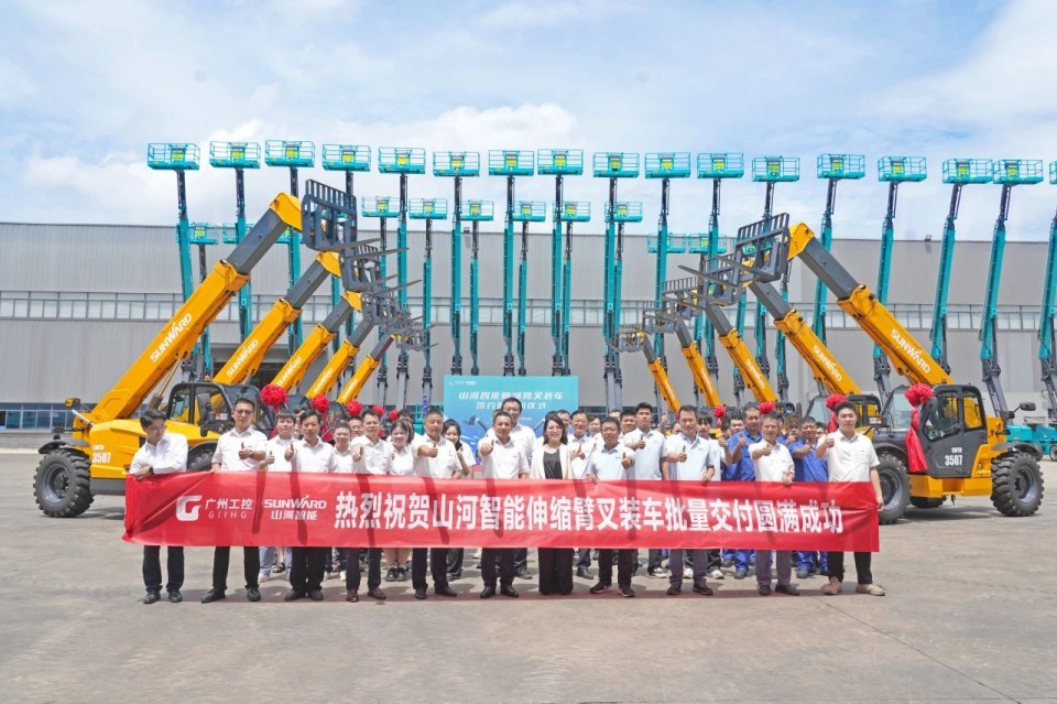 尊龙凯时官网网址智能伸缩臂叉装车批量交付，即将奔赴新一线