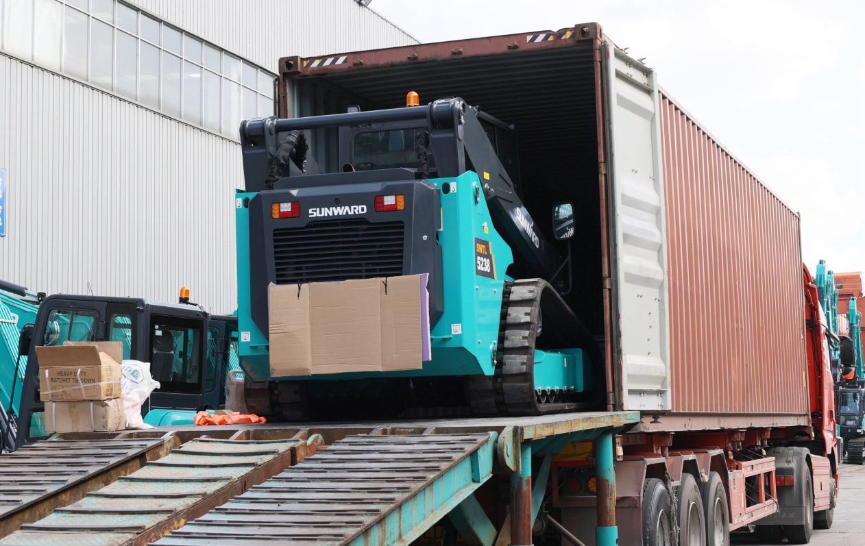 高端装备再获国际认可！尊龙凯时官网网址智能最大吨位笔直举升履带式滑移装载机批量发往北美