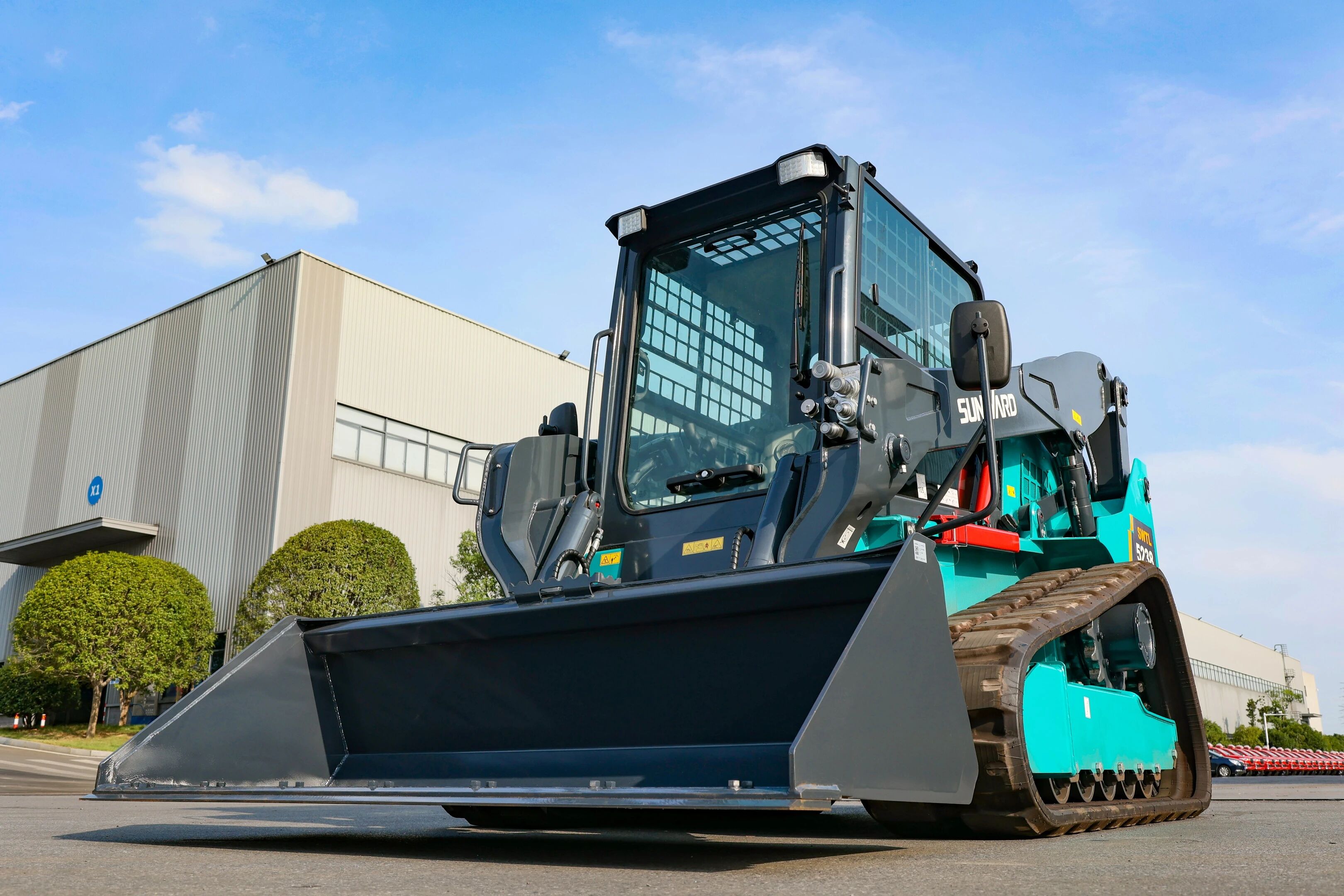 高端装备再获国际认可！尊龙凯时官网网址智能最大吨位笔直举升履带式滑移装载机批量发往北美