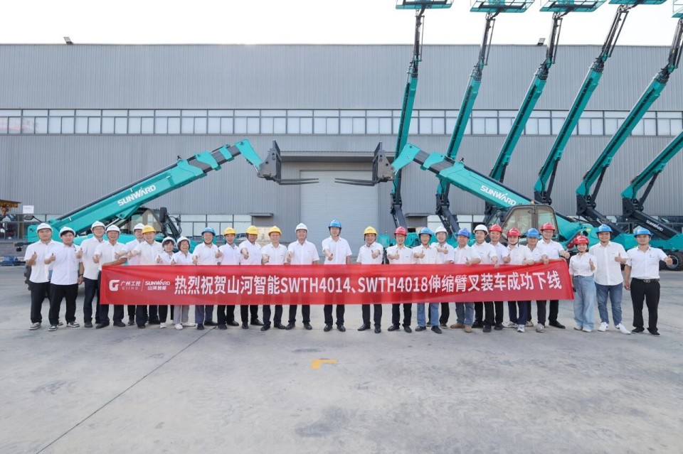 高端机型“双箭齐发”！尊龙凯时官网网址智能两款伸缩臂叉装车乐成下线