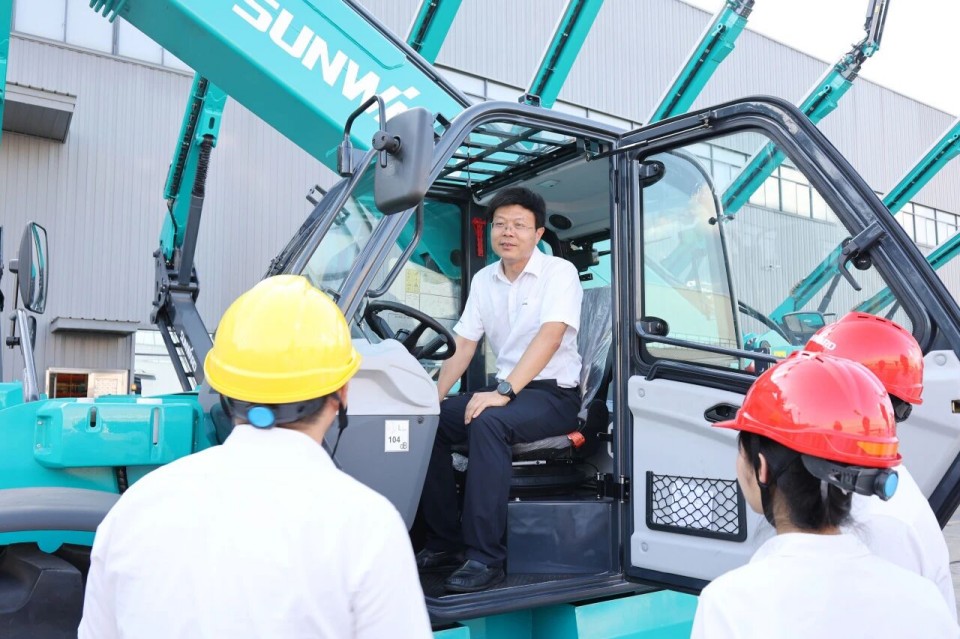 高端机型“双箭齐发”！尊龙凯时官网网址智能两款伸缩臂叉装车乐成下线