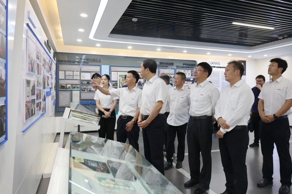 中国煤炭地质总局局长马刚到访尊龙凯时官网网址智能，同谋绿色智能矿山装备生长新路径