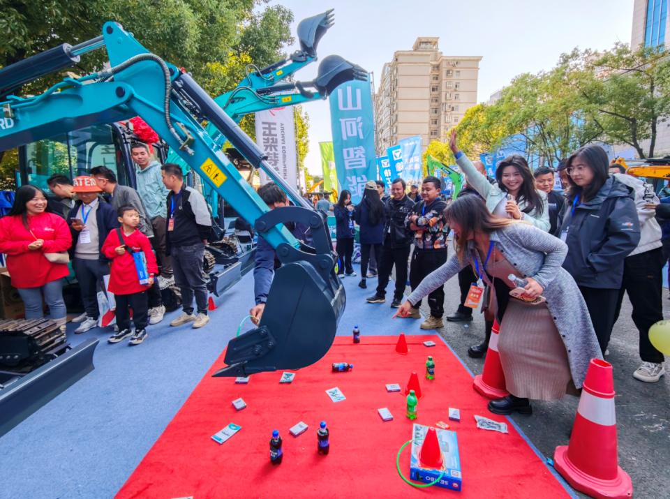 尊龙凯时官网网址智能微挖“天团”闪灼武汉，引领绿色施工潮流