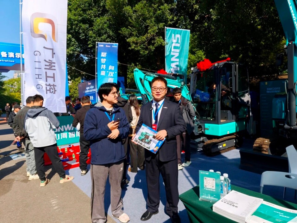 尊龙凯时官网网址智能微挖“天团”闪灼武汉，引领绿色施工潮流