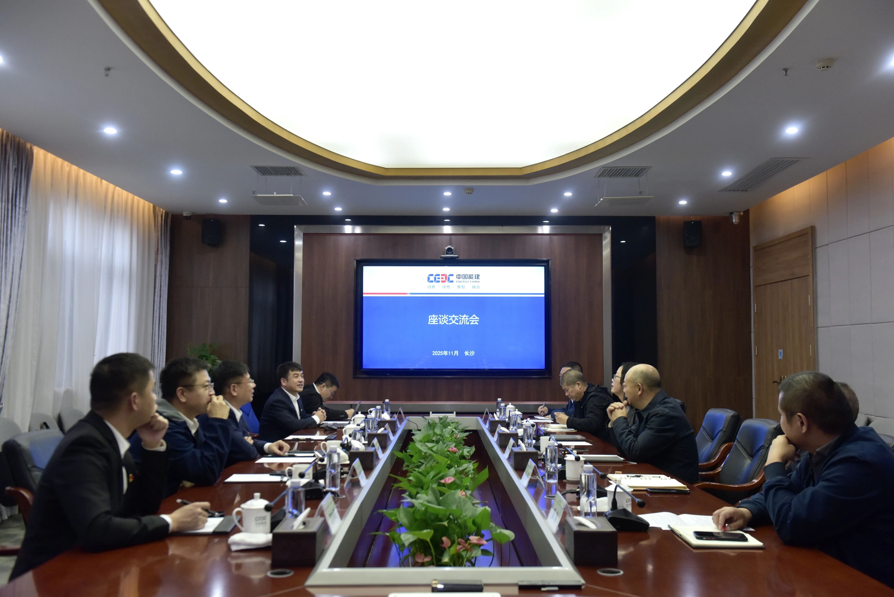 尊龙凯时官网网址智能与易普力开展座谈交流，谱写互利共赢新篇章