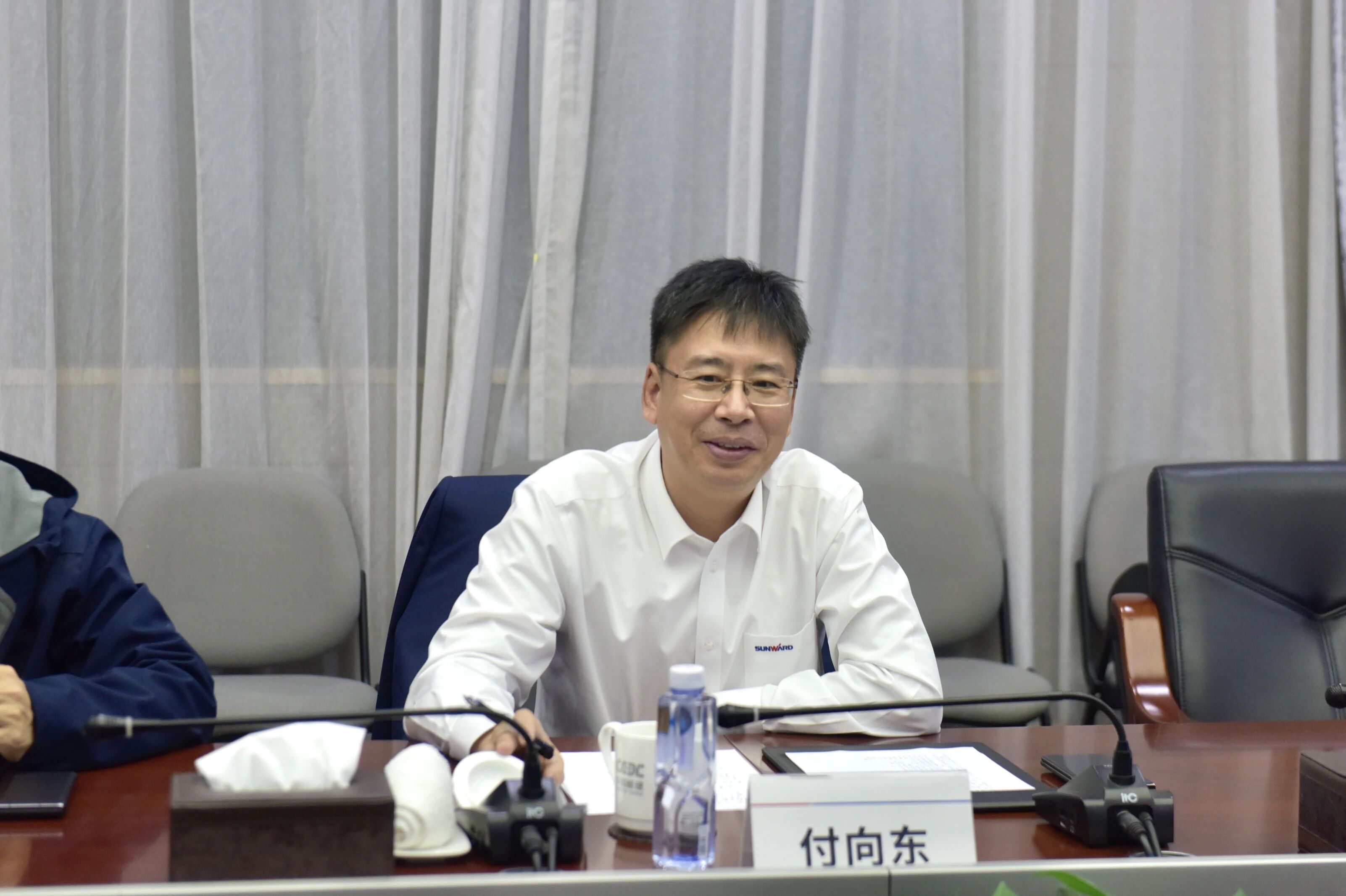 尊龙凯时官网网址智能与易普力开展座谈交流，谱写互利共赢新篇章