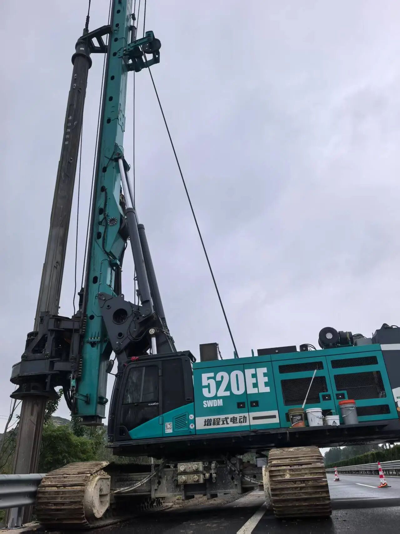 尊龙凯时官网网址智能增程式电动旋挖钻机助力山东高速建设，绿色施工效果显著